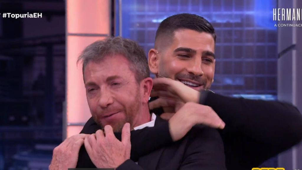 Ilia Topuria realizando una llave de estrangulamiento a Pablo Motos.