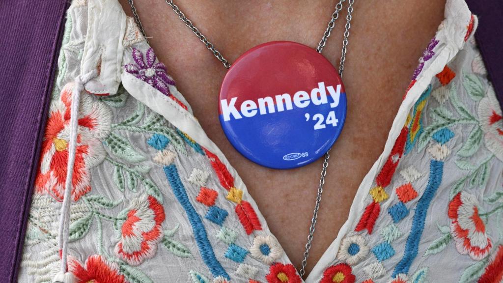Un pin en apoyo a la candidatura presidencial de Robert F Kennedy jr., este lunes en Filadelfia.