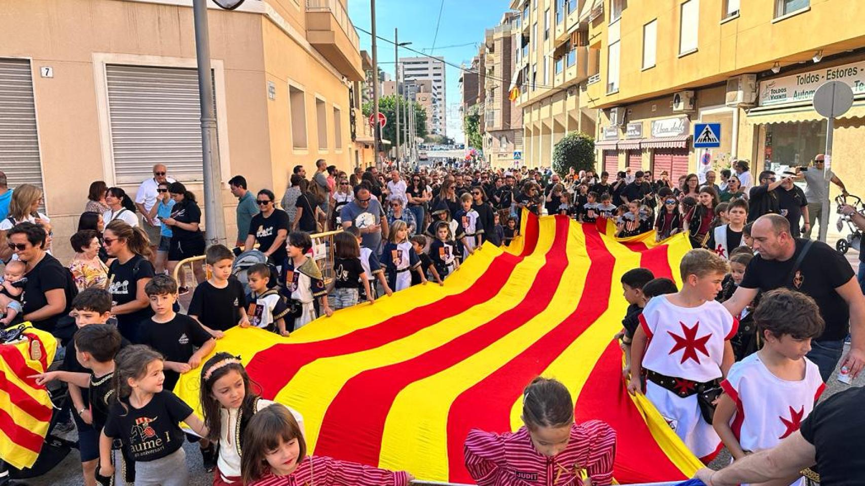 Una enorme bandera por el 9 d'Octubre en El Campello.