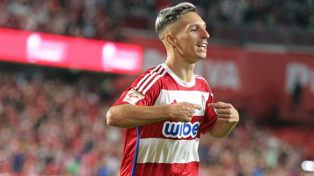 Bryan Zaragoza celebra un gol frente al FC Barcelona con el Granada.