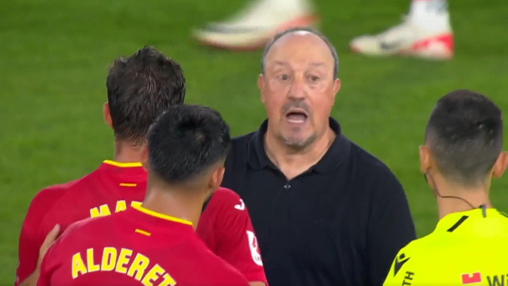 Rafa Benítez se encara con los jugadores del Getafe.