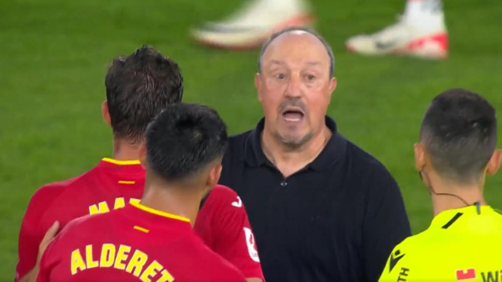 Rafa Benítez se encara con los jugadores del Getafe.