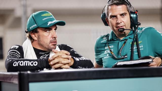 Fernando Alonso, con gesto serio en el Gran Premio de Qatar.