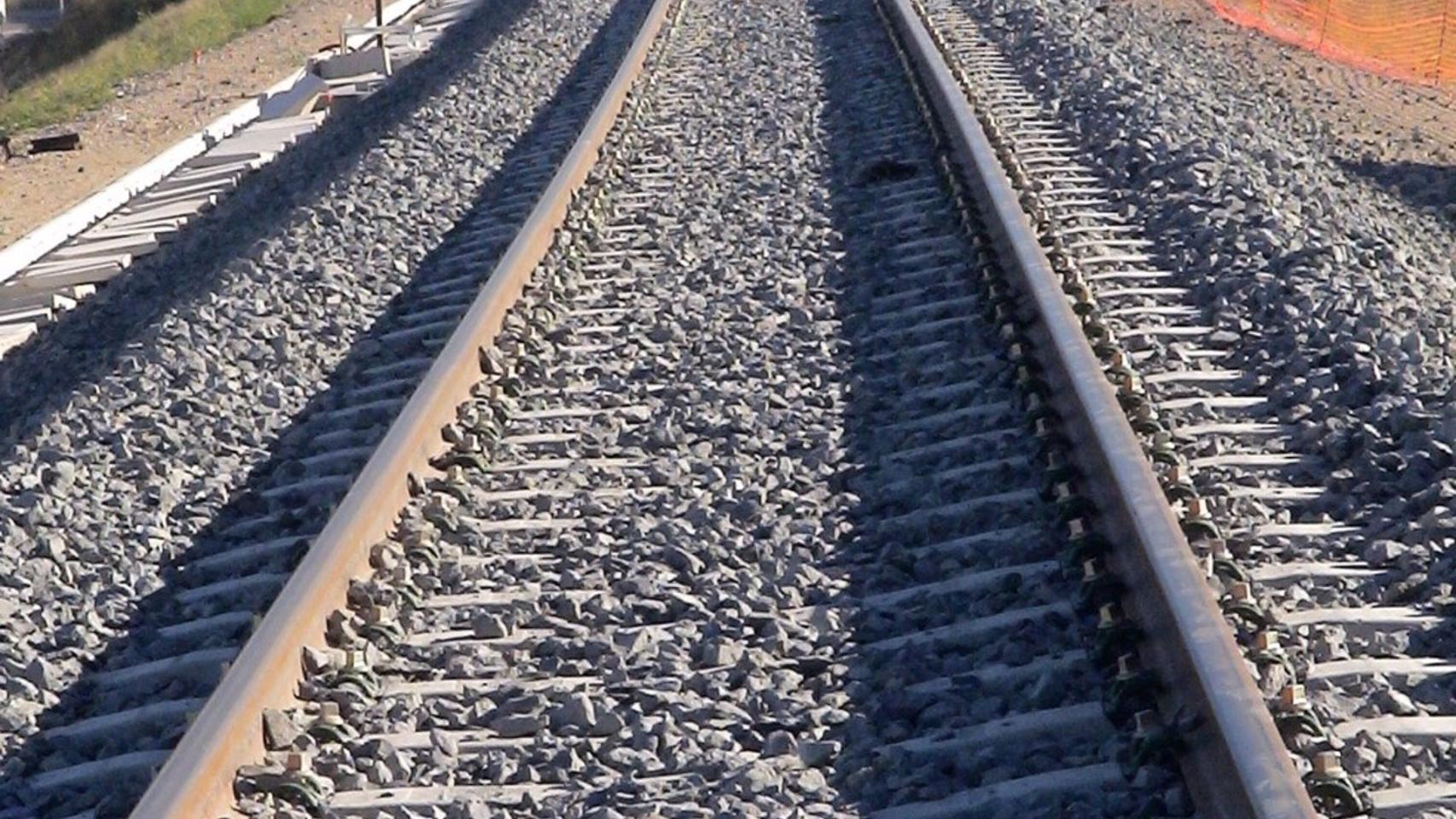 Un coche cae por un terraplén y va a parar a las vías del tren en Toledo