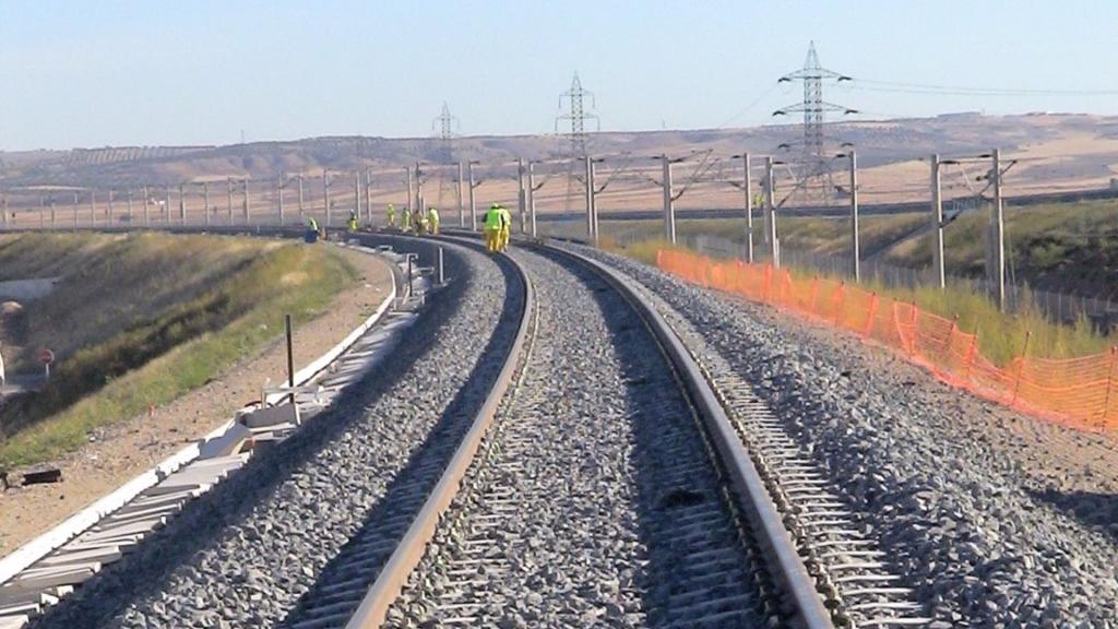 Un coche cae por un terraplén y va a parar a las vías del tren en Toledo