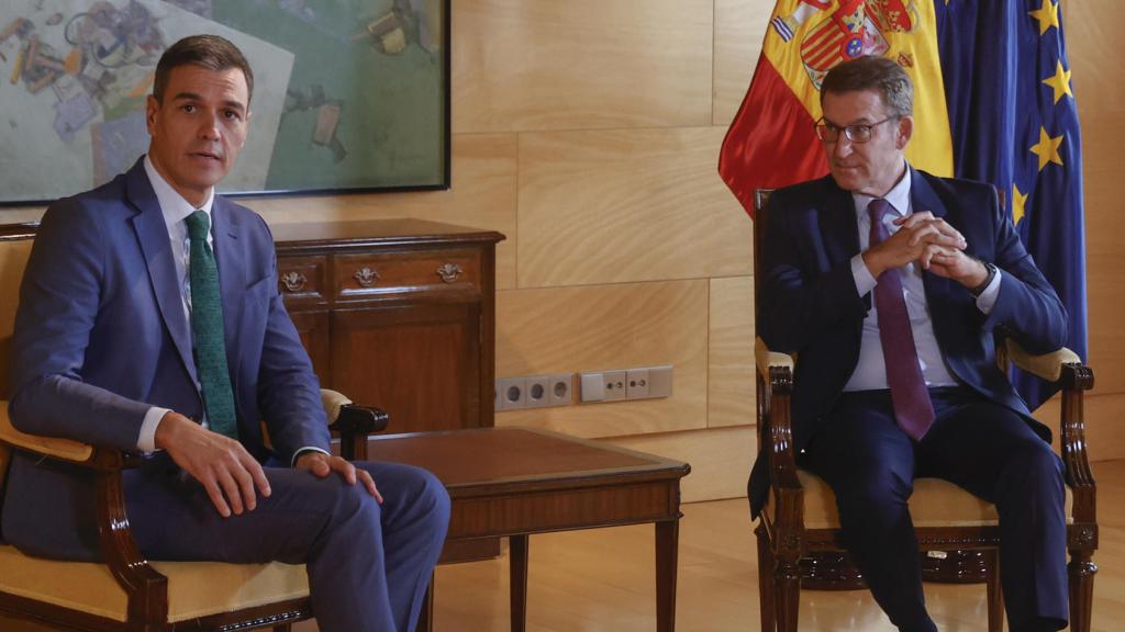 Pedro Sánchez y Alberto Núñez Feijóo este lunes en la reunión que ambos han mantenido en el Congreso de los Diputados.