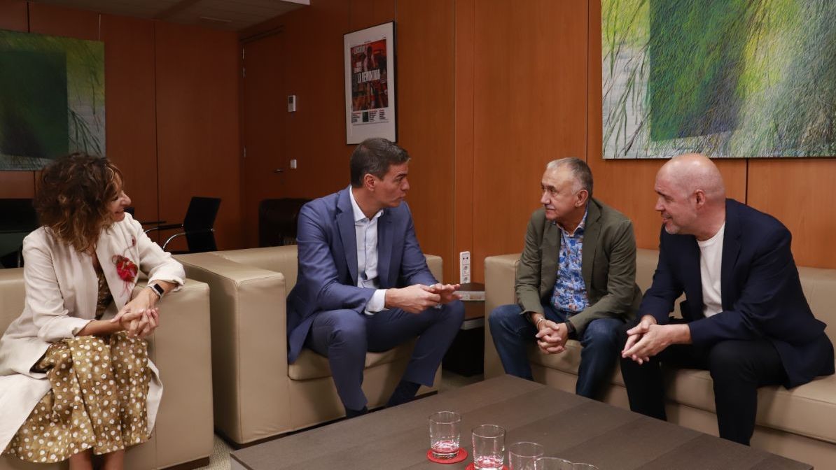 (I-D) La ministra de Hacienda en funciones, María Jesús Montero, el presidente del Gobierno en funciones, Pedro Sánchez, el secretario general de UGT, Pepe Álvarez, y el secretario general de CCOO, Unai Sordo.