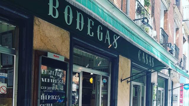 Exterior del bar Bodegas Casas.