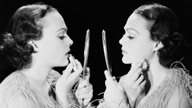 Mujeres mirándose al espejo