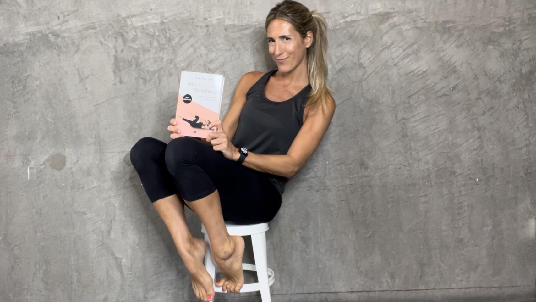 Gabriela Grande junto a su libro.