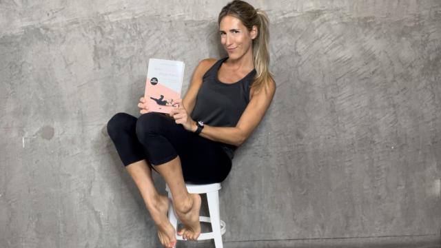 Gabriela Grande junto a su libro.