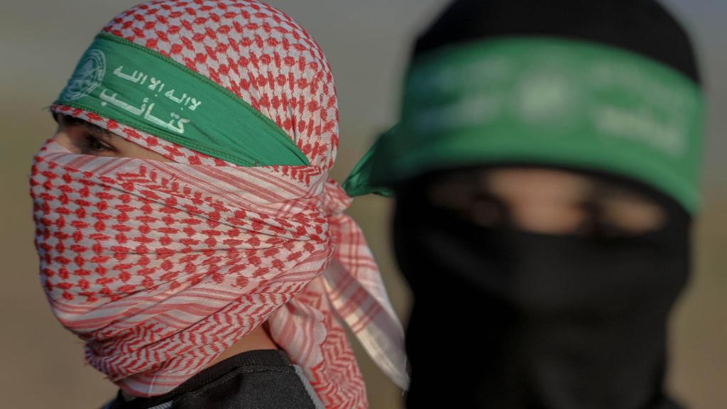 Dos palestinos con símbolo de Hamás.