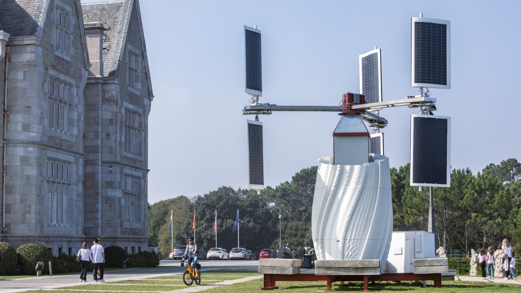 El aerogenerador Soleolico junto al Palacio de la Magdalena de Santander.