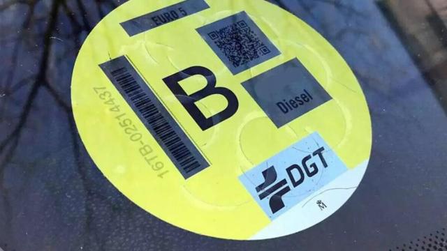 Circular sin etiqueta medioambiental: la excepción de la DGT que lo permite.