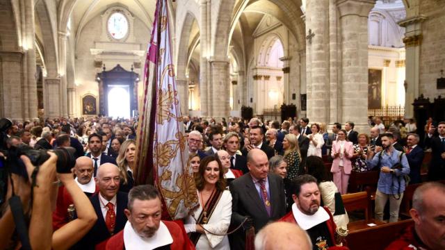 La 'Senyera' de Valencia en la entrada a la Catedral. EE