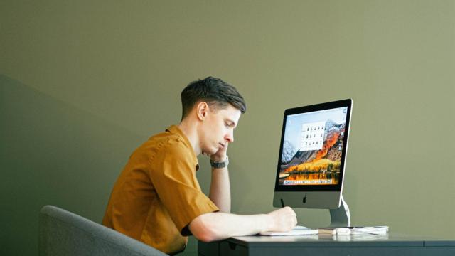 Hombre teletrabajando