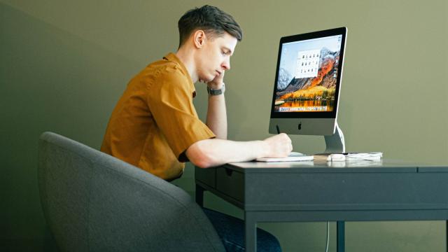 Hombre teletrabajando