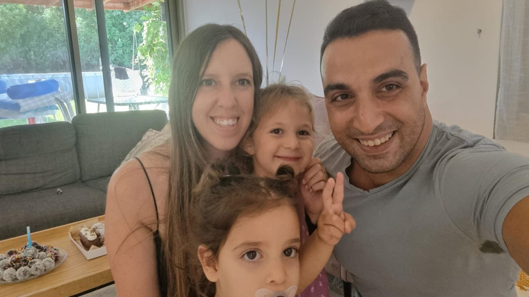 Yoni Asher, junto a su mujer y sus hijas.