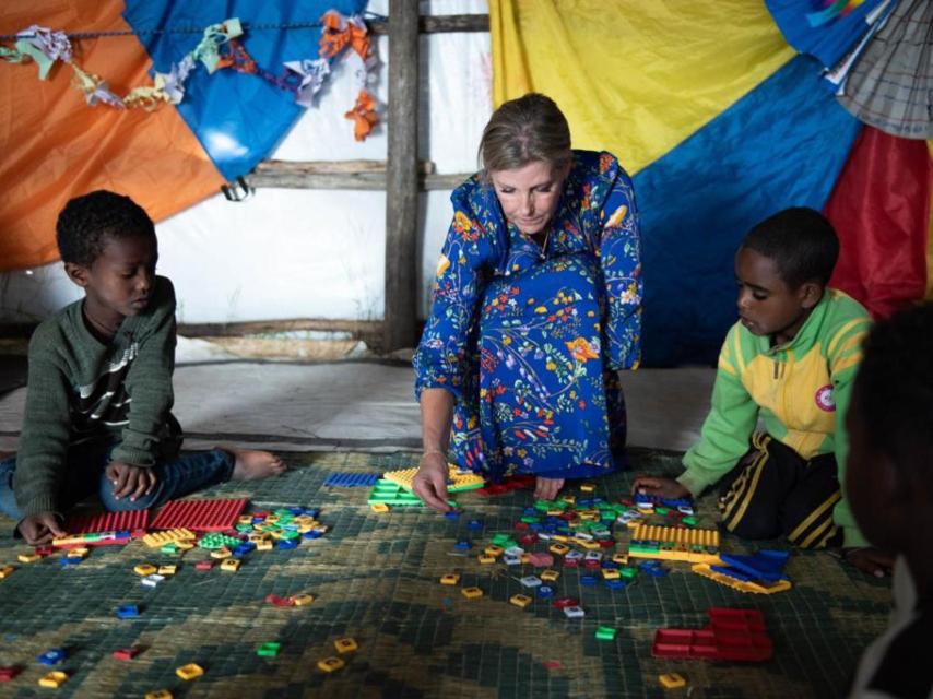 Sophie juega con unos niños en un centro de refugiados.