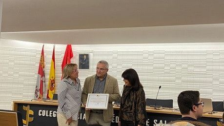 El doctor José Manuel Gorospe Arocena recibe una distinción de ASPAS Salamanca