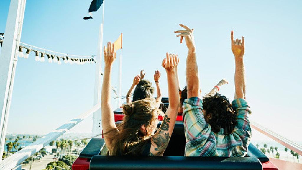 Amigos en un parque de atracciones