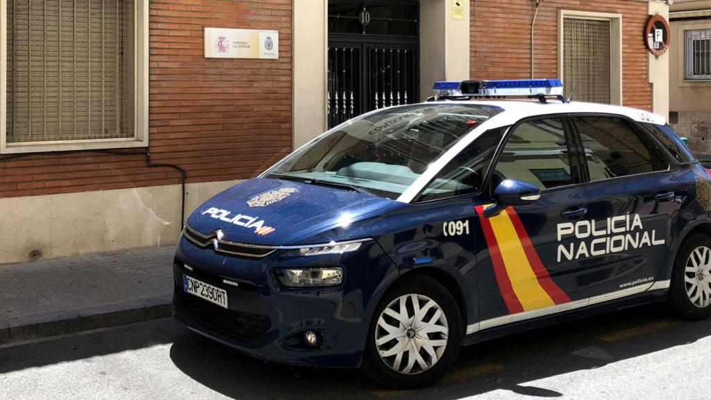 Un coche de la Policía Nacional delante de la comisaría de Alcoy.