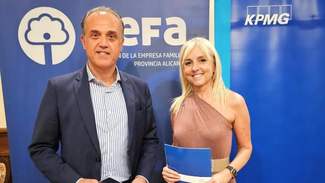 La presidenta de AEFA, Maite Antón, y el socio responsable de KPMG, Miguel Ángel Paredes.