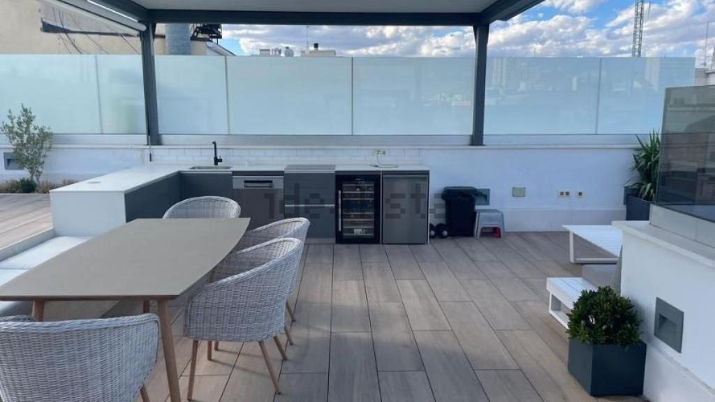 Imagen de parte de la terraza del ático que ha conseguir vender Luis Rubiales.