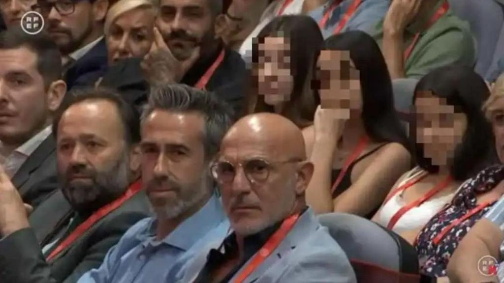 Las hijas de Rubiales, en la rueda de prensa de su padre.