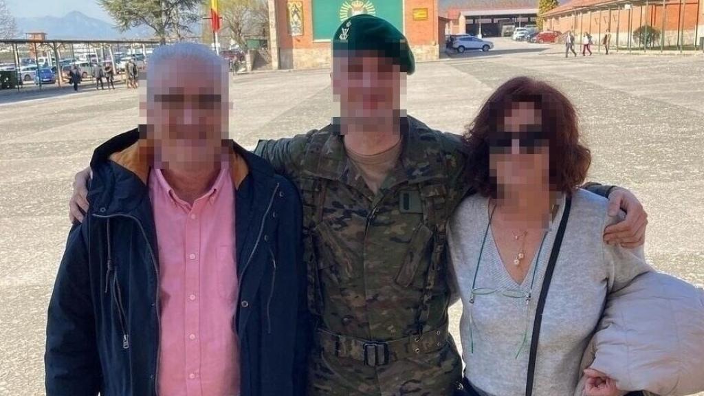 Imagen de Alfredo junto a dos de sus familiares.
