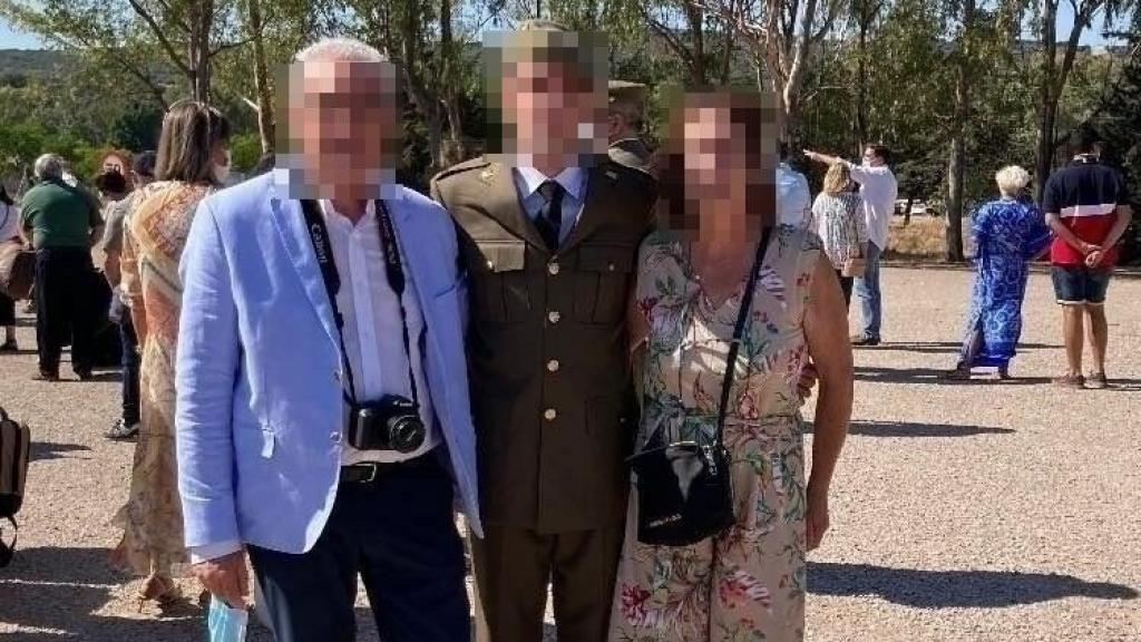 Alfredo junto a dos de sus familiares.