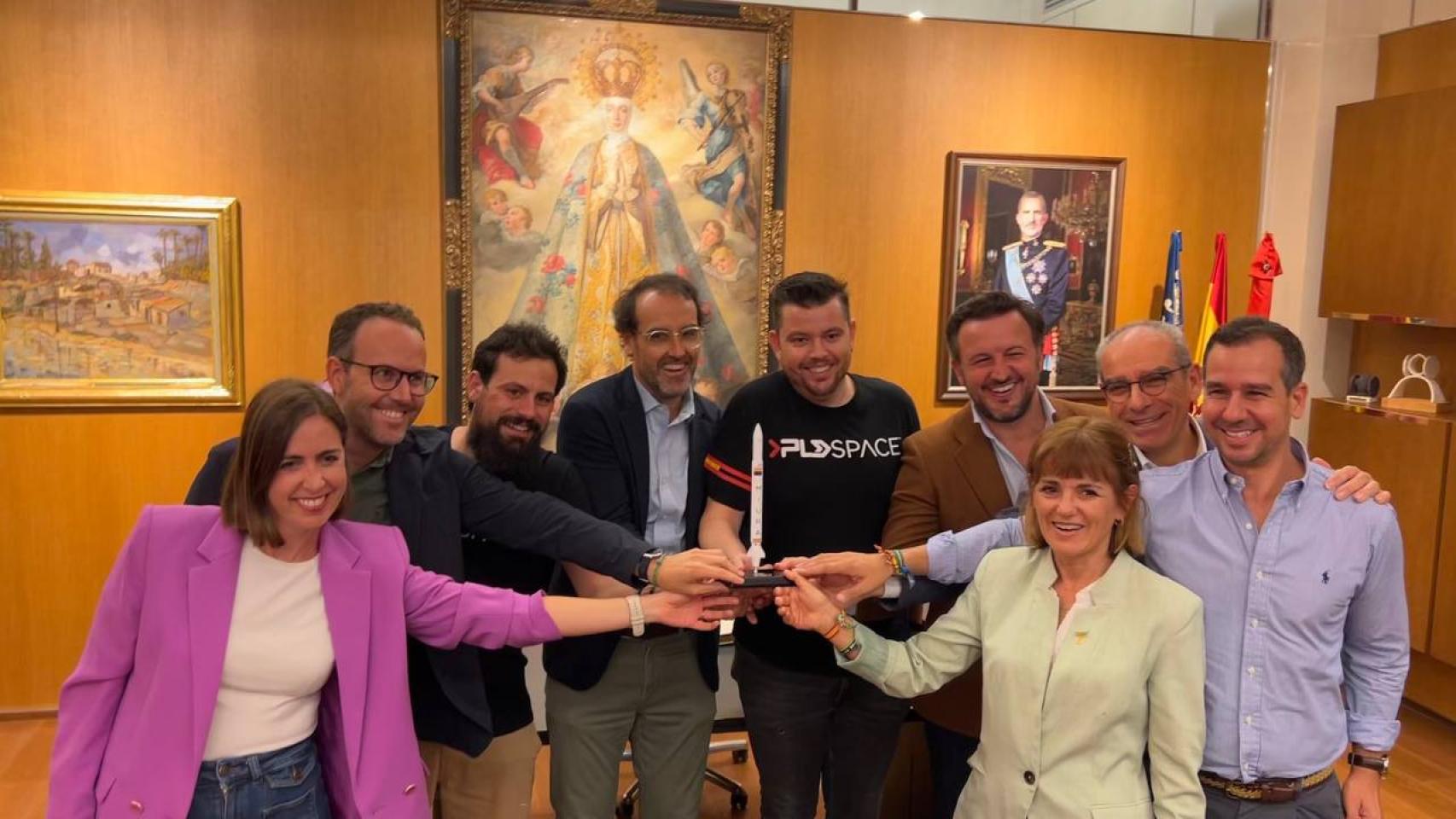 Los fundadores de la firma aeroespacial reciben un regalo del Ayuntamiento.