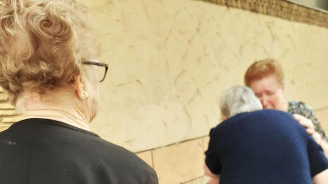 El reencuentro de Dolores Aniorte con dos amigas por las calles de Torrevieja.
