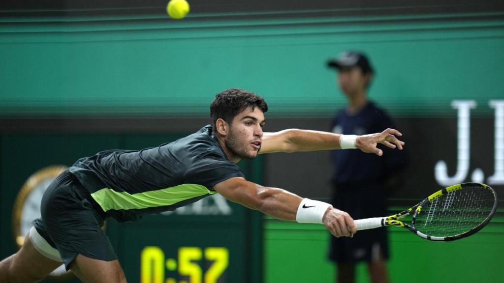 Alcaraz devuelve un revés en su partido frente a Evans en el Masters 1000 de Shanghái.