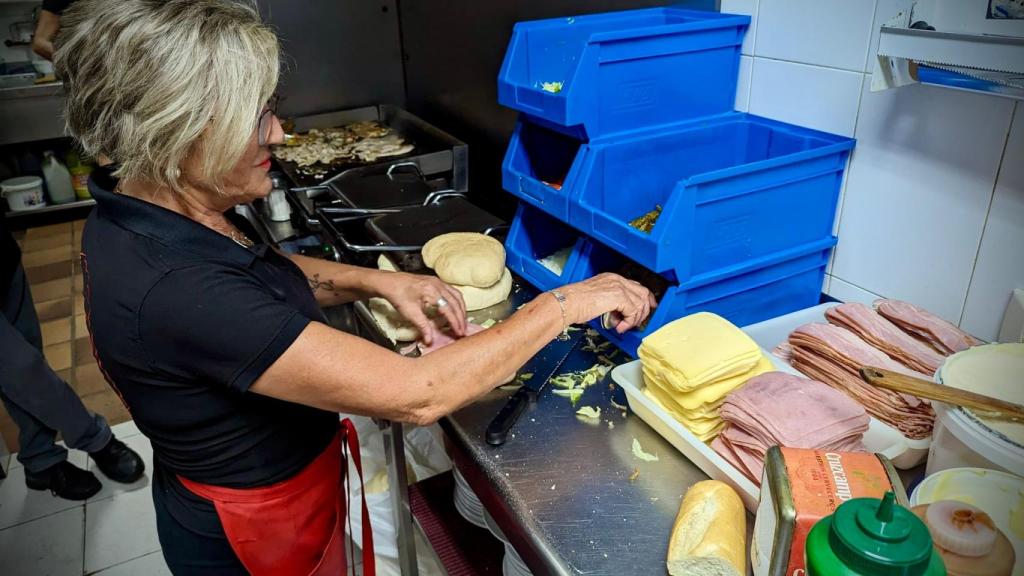 Pepi preparando un campero.