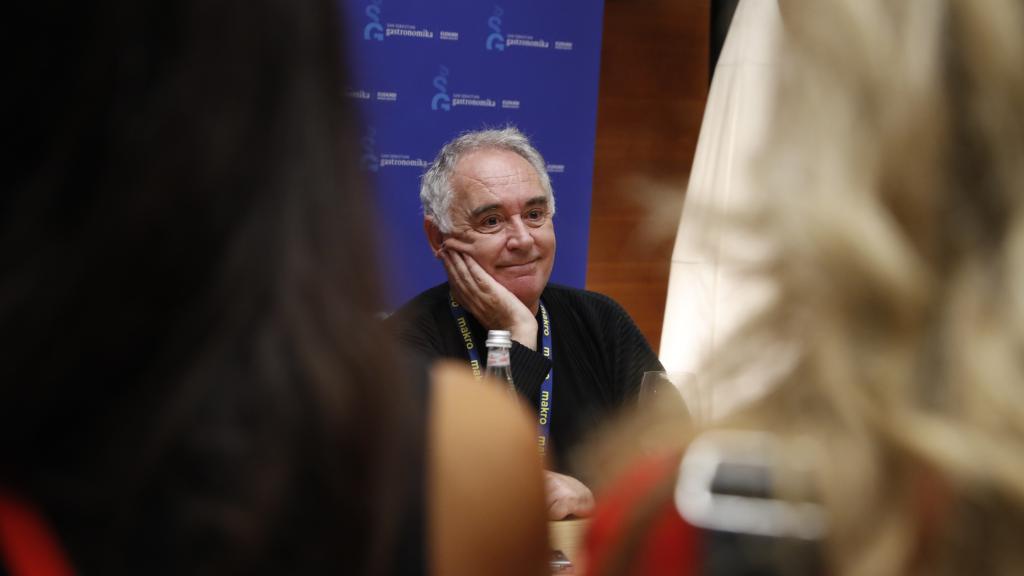 Ferran Adrià  en un encuentro con los medios de comunicación durante su participación en San Sebastián Gastronomika.