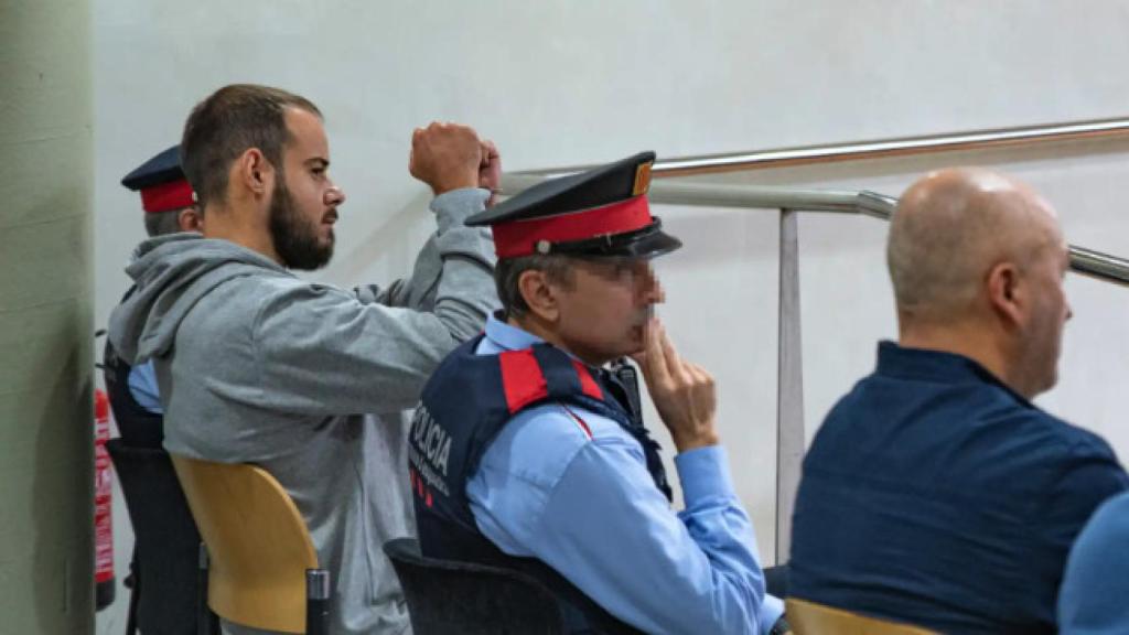 El rapero Pablo Hasel (2d) durante un juicio en la Audiencia de Lleida,  en noviembre de 2022, en Lleida.