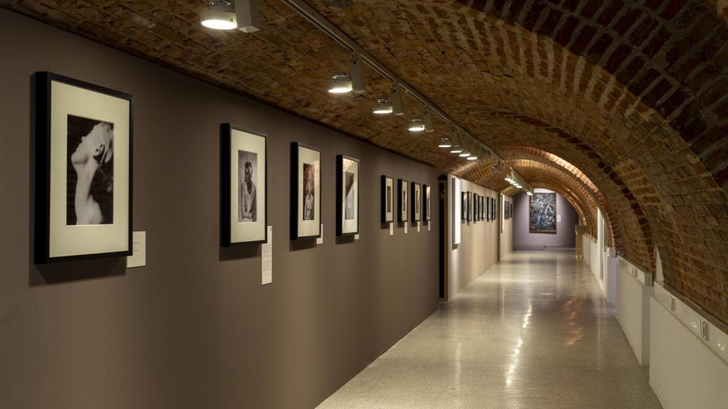 Interior de la exposición 'Artistas y modelos' en la Fundación Canal.