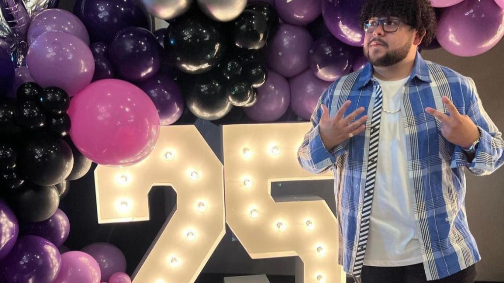 Rico Rodríguez celebrando su 25 cumpleaños.
