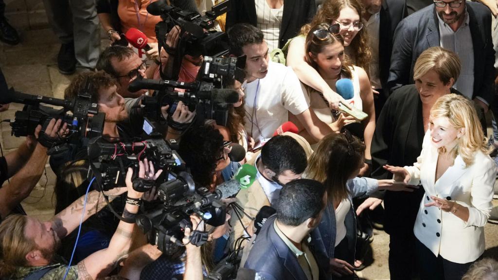 La líder de Sumar, Yolanda Díaz, y la ex alcaldesa Ada Colau, rodeadas de periodistas a su llegada al acto celebrado este martes por Sumar en Barcelona.