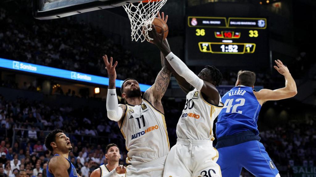 Poirier y Diagne luchan un rebote en el Real Madrid - Dallas Mavericks.