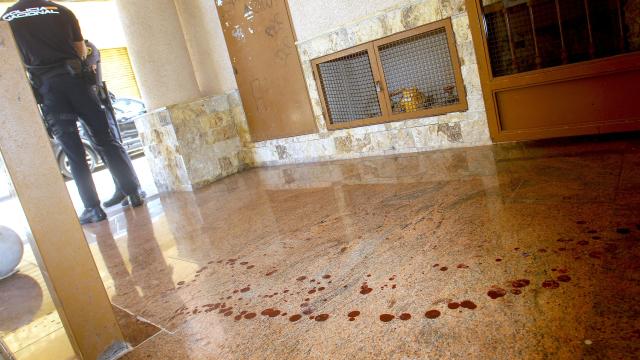 El rastro de la sangre a la entrada de la vivienda en L'Altet.