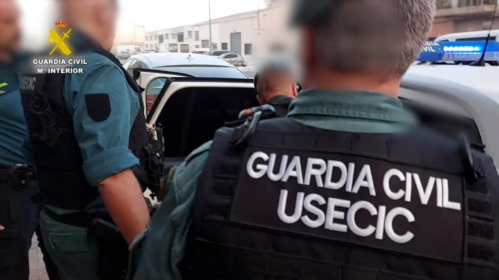 La Guardia Civil de Pinoso deteniendo a los dos hombres.