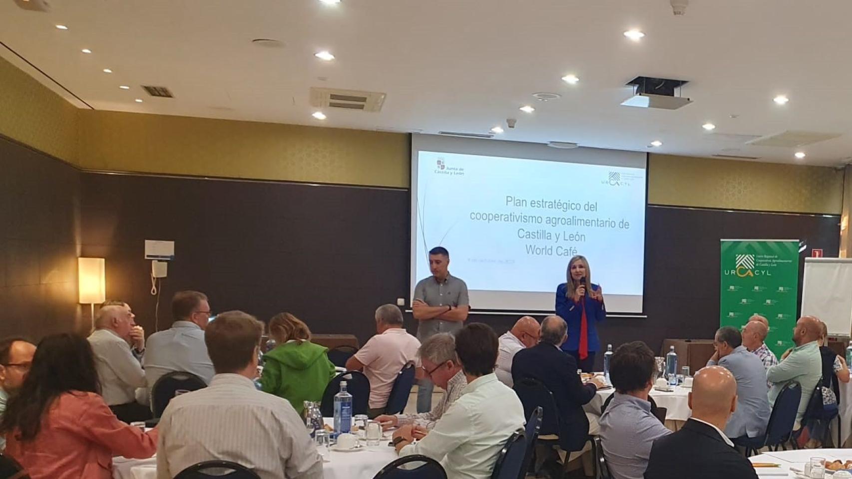 Mª José González Garrachón, dtra. gral. de la Industria y la Cadena Agroalimentarias, durante una de las reuniones de Urcacyl para presentar el Plan Estratégico 2024-2027