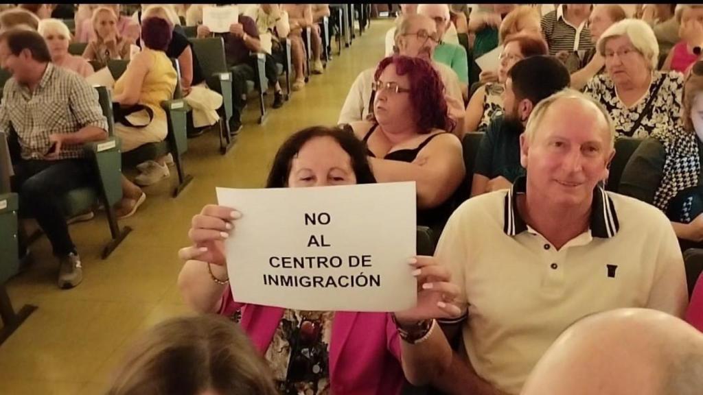 Una vecina durante la reunión