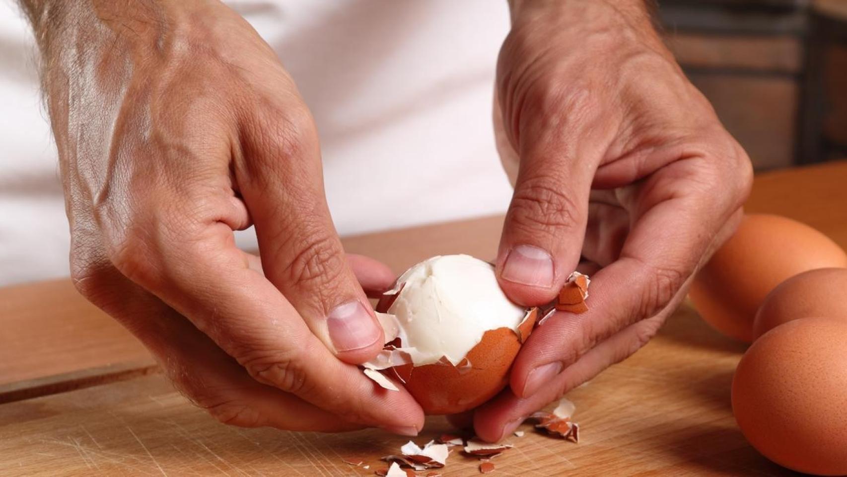 Así debes pelar los huevos cocidos.
