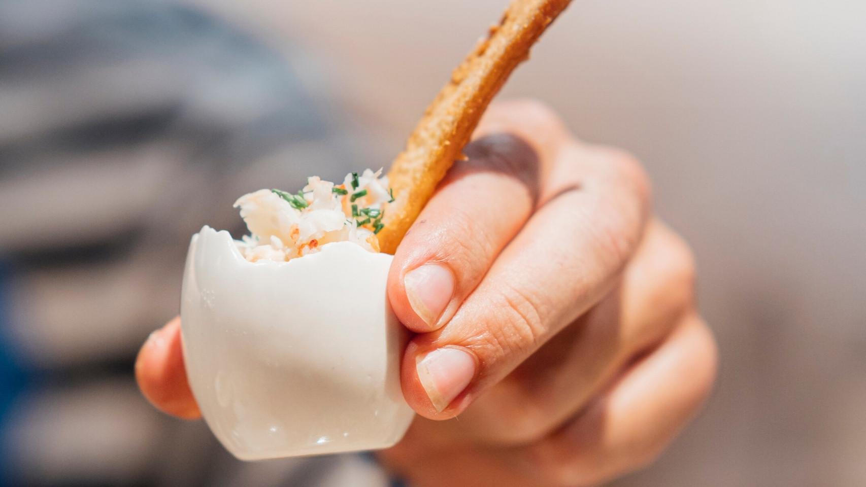 Pintxo de huevo y tartar de gambas, la receta de una de las barras más famosas de Vitoria