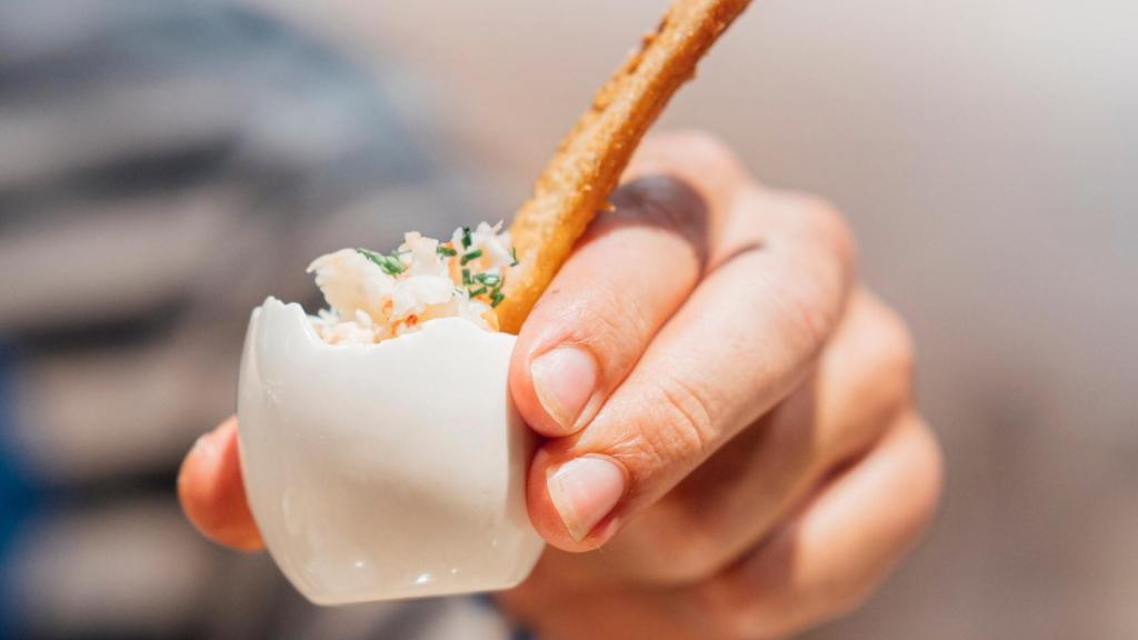 Pintxo de huevo y tartar de gambas, la receta de una de las barras más famosas de Vitoria