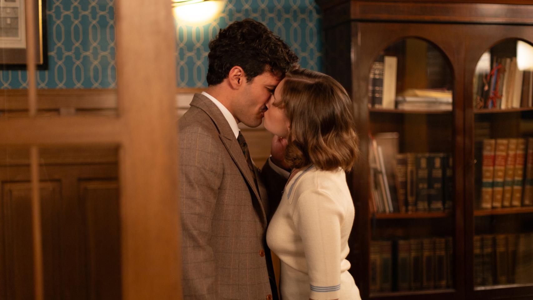 Íñigo y Matilde en el capítulo 14 de 'Salón de té La Moderna'.