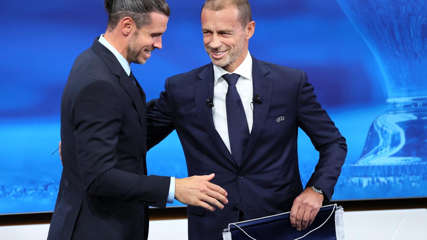 Gareth Bale, representante de la candidatura británica, felicitado por Ceferin.